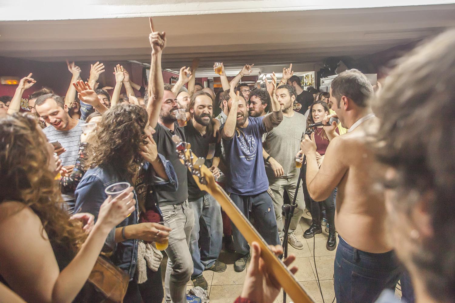 OTROS ESCENARIOS POSIBLES
05-01-2019
JAM GAVIOTERA
JAM SESSION EN LA NOCHE DE REYES EN EL BAR LA GAVIOTA EN GRACIA BARCELONA
FOTO MARTI FRADERA