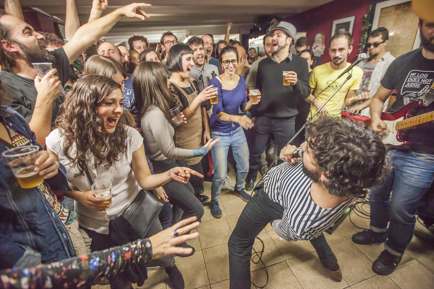 OTROS ESCENARIOS POSIBLES
05-01-2019
JAM GAVIOTERA
JAM SESSION EN LA NOCHE DE REYES EN EL BAR LA GAVIOTA EN GRACIA BARCELONA
FOTO MARTI FRADERA