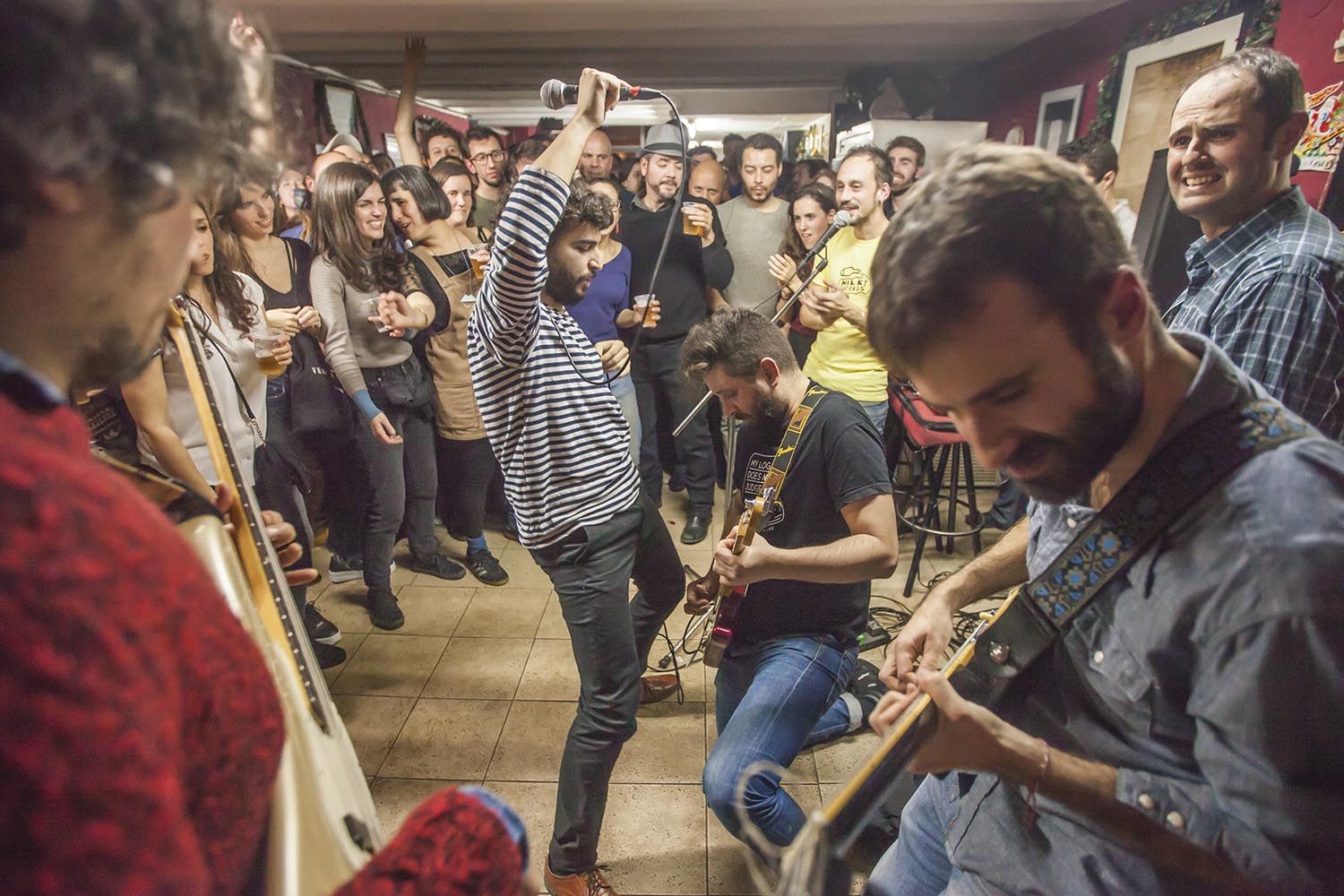 OTROS ESCENARIOS POSIBLES
05-01-2019
JAM GAVIOTERA
JAM SESSION EN LA NOCHE DE REYES EN EL BAR LA GAVIOTA EN GRACIA BARCELONA
FOTO MARTI FRADERA