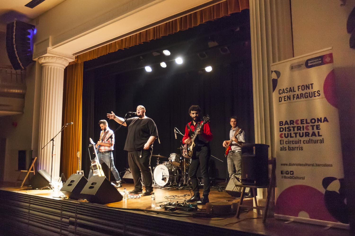 OTROS ESCENARIOS POSIBLES
EL CONJUNTO A CONTRA BLUES - ACONTRA BLUES - ACTUA EN EL FESTIVAL BARCELONA DISTRICTE CULTURAL - CIRCUITO CULTURAL EN LOS BARRIOS - EN EL CASAL DE LA FONT DEN FARGUES - HORTA - EN BARCELONA
FOTO MARTI FRADERA