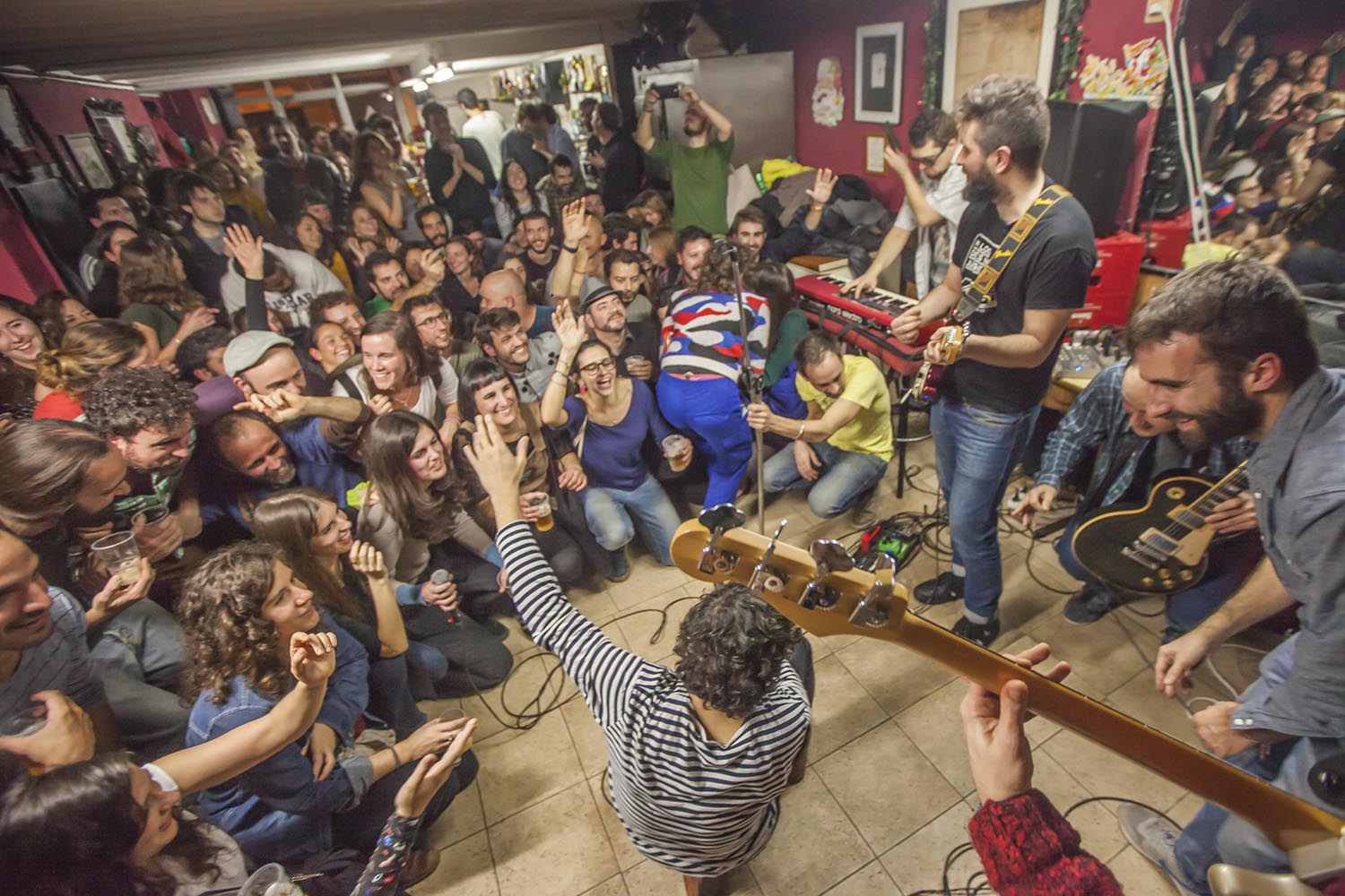 OTROS ESCENARIOS POSIBLES
05-01-2019
JAM GAVIOTERA
JAM SESSION EN LA NOCHE DE REYES EN EL BAR LA GAVIOTA EN GRACIA BARCELONA
FOTO MARTI FRADERA