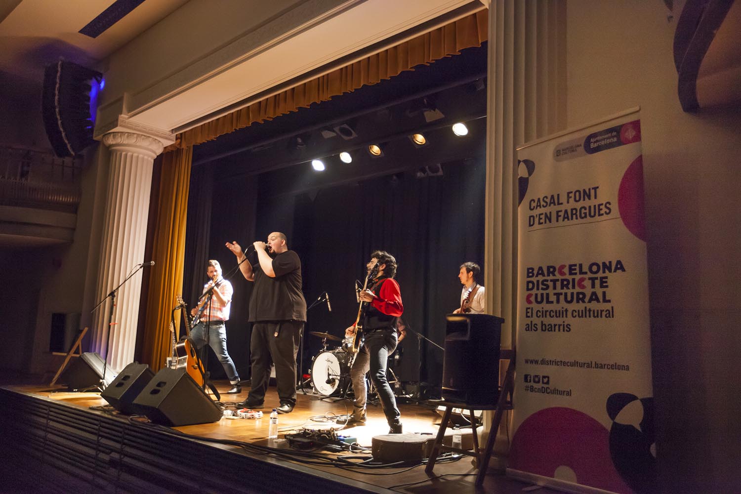 OTROS ESCENARIOS POSIBLES
EL CONJUNTO A CONTRA BLUES - ACONTRA BLUES - ACTUA EN EL FESTIVAL BARCELONA DISTRICTE CULTURAL - CIRCUITO CULTURAL EN LOS BARRIOS - EN EL CASAL DE LA FONT DEN FARGUES - HORTA - EN BARCELONA
FOTO MARTI FRADERA