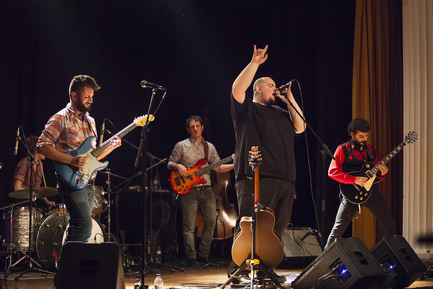 OTROS ESCENARIOS POSIBLES
EL CONJUNTO A CONTRA BLUES - ACONTRA BLUES - ACTUA EN EL FESTIVAL BARCELONA DISTRICTE CULTURAL - CIRCUITO CULTURAL EN LOS BARRIOS - EN EL CASAL DE LA FONT DEN FARGUES - HORTA - EN BARCELONA
FOTO MARTI FRADERA