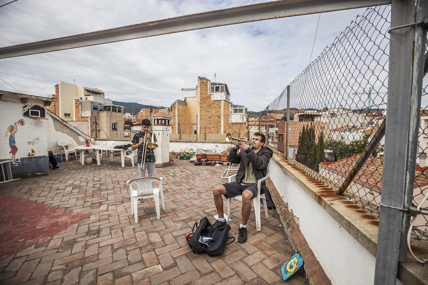 OTROS ESCENARIOS POSIBLES28/03/2020VECINOS EN HORTA TOCAN A LAS 13H CON UNA TROMPETA Y UN TROMBON DOS HERMANOS Y EL VECINO DE ARRIBA TOCA EL CONTRABAJOFOTO MARTI FRADERA