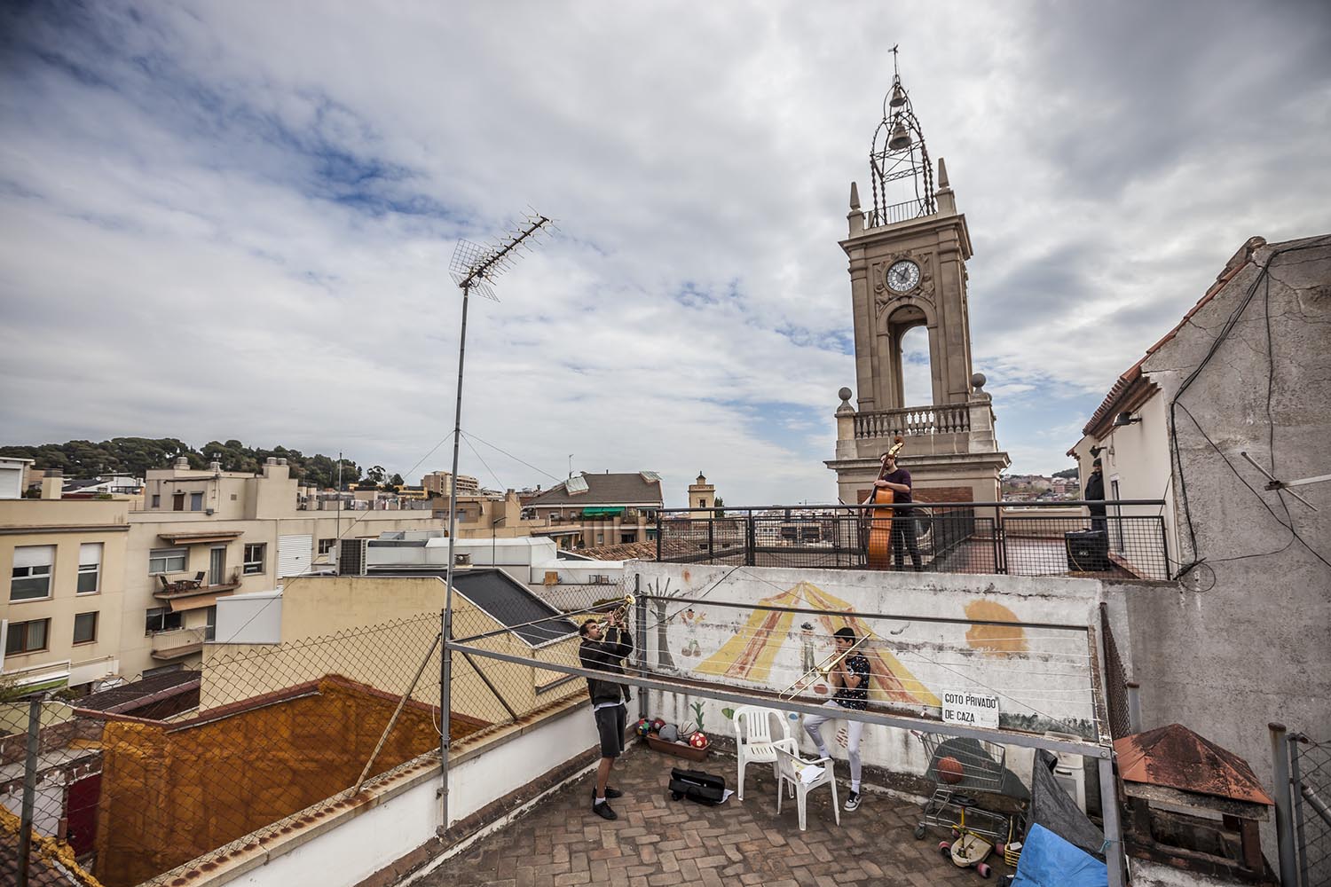 OTROS ESCENARIOS POSIBLES28/03/2020VECINOS EN HORTA TOCAN A LAS 13H CON UNA TROMPETA Y UN TROMBON DOS HERMANOS Y EL VECINO DE ARRIBA TOCA EL CONTRABAJOFOTO MARTI FRADERA