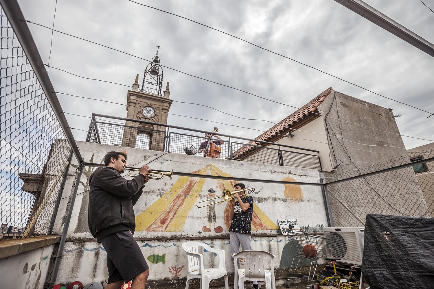 OTROS ESCENARIOS POSIBLES28/03/2020VECINOS EN HORTA TOCAN A LAS 13H CON UNA TROMPETA Y UN TROMBON DOS HERMANOS Y EL VECINO DE ARRIBA TOCA EL CONTRABAJOFOTO MARTI FRADERA