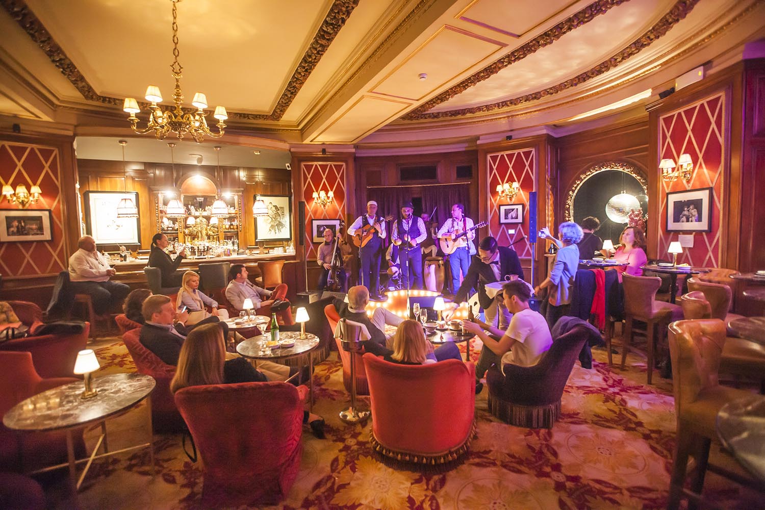 ICULT
OTROS ESCENARIOS POSIBLES
10-05-2019

ACTUACION RAY CUZA AND SEPTETO SAZONANDO EN EL BAR DEL HOTEL LE PALACE EN BARCELONA

FOTO MARTI FRADERA