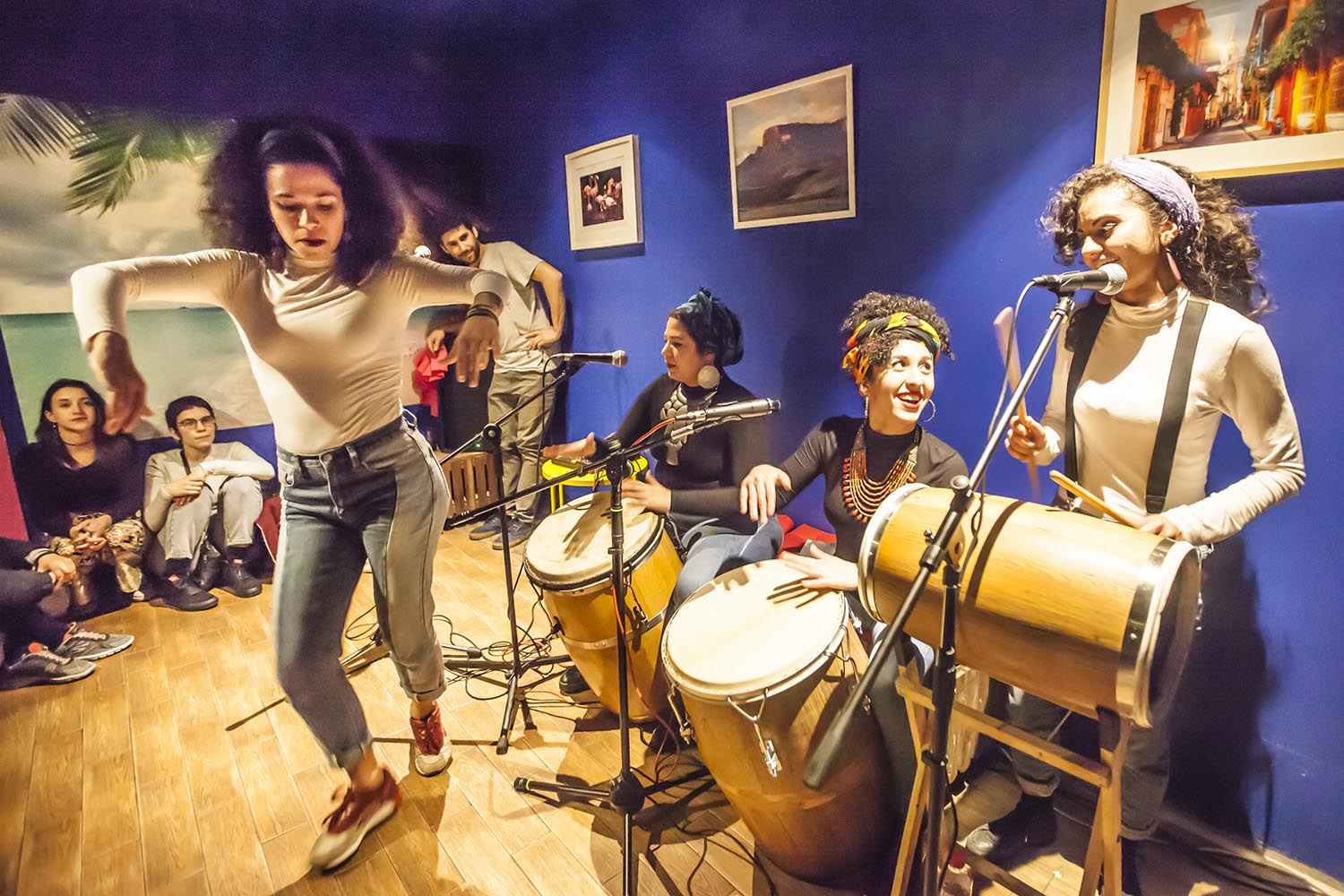 ICULT OTROS ESCENARIOS POSIBLES
09-03-2019
CONCIERTO DEL GRUPO DE PERCUSION PUERTORRIQUEÑA MANCHA ' E PLATANO EN EL BAR AGUANILE EN EL POBLE SEC BARCELONA
FOTO MARTI FRADERA