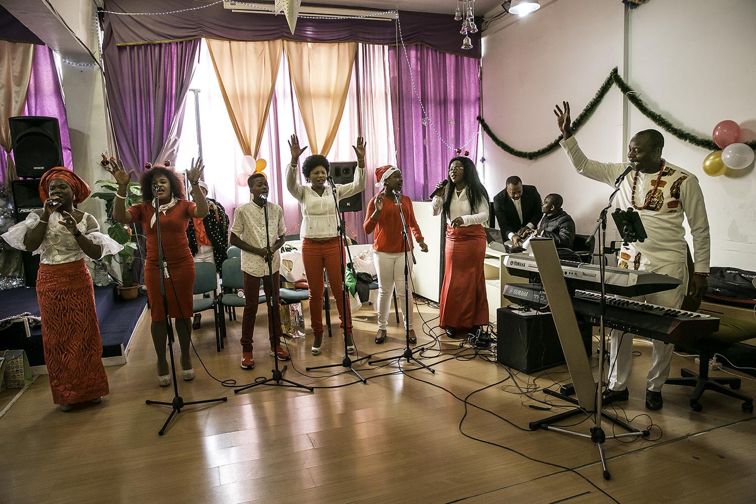 Barcelona 23/12/2018 Crònica Nando Cruz. Celebració d'una missa de migrants nigerians amb música en viu.Fotografia de JOAN CORTADELLAS