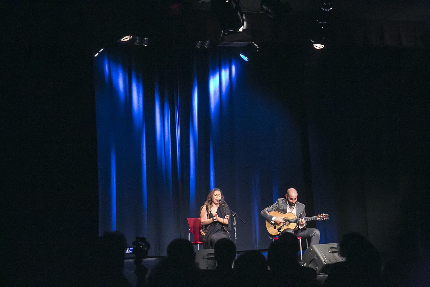 Barcelona ( Barcelones ) 15.02.2018. Icult. Otros Escenarios Posibles. Concierto de Maria Terremoto, en el Centre Civic Parc-Sandaru. DG. 180215 ex: 0 389 en la foto: El cante de Maria Terremoto, en el Centre Civic Parc-Sandaru FOTO: PUIG, JOAN