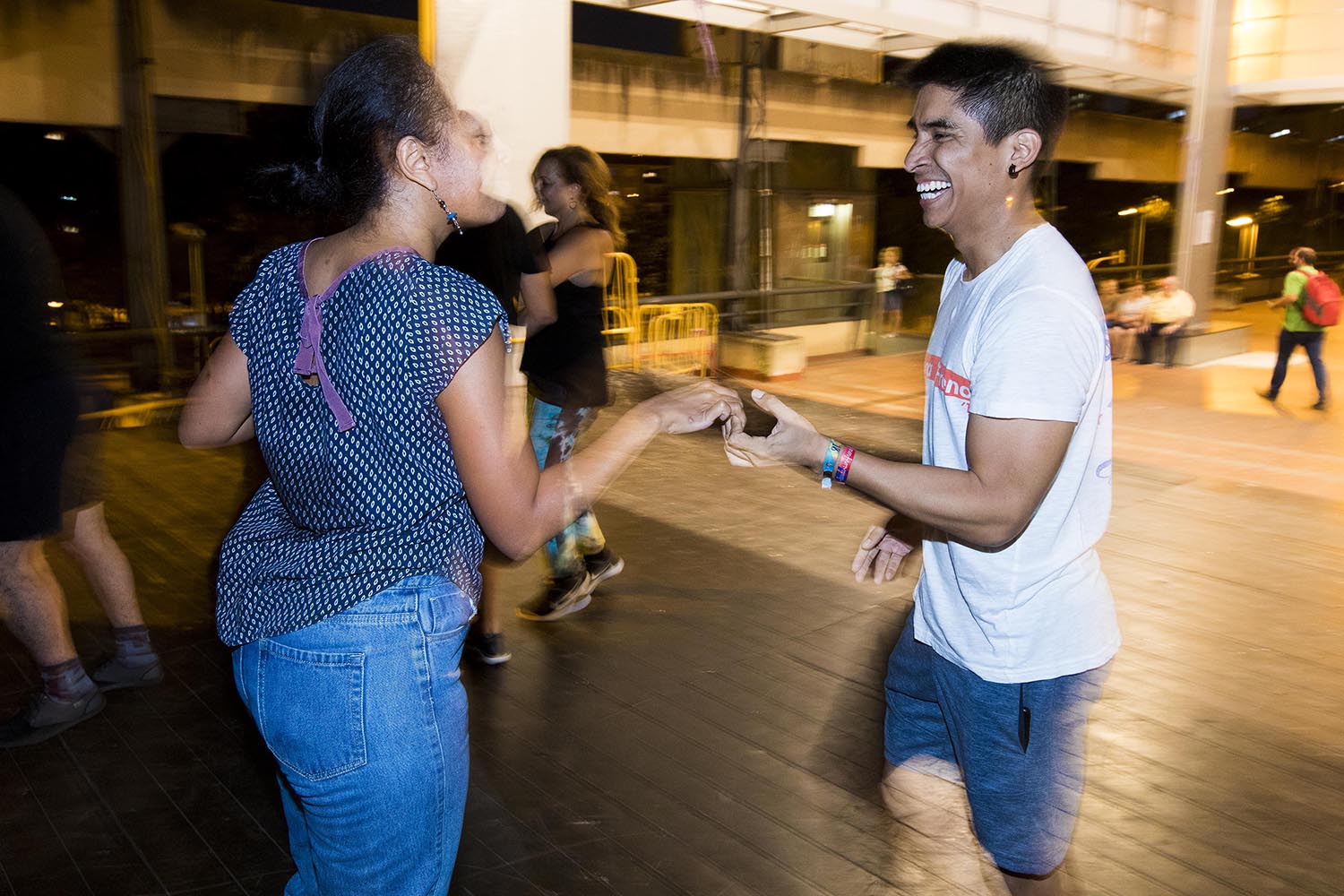 Barcelona 04/09/2019 icult Sessió de ball de música cubana a càrrec de DJ La Pantera ( a la foto amb samarreta blanca) i el col.lectiu Street Timba en Canyelles Foto Ferran Nadeu