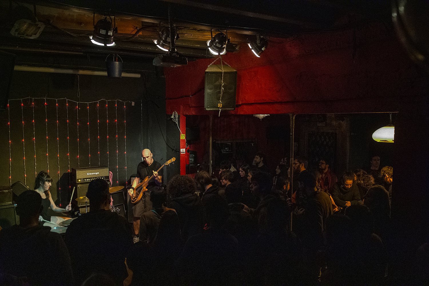 BARCELONA 08/02/2020 Icult. Actuación de los grupos Industrias Orsini y Louis X Armstrong en el bar clandestino La Reina D'Àfrica de Vallcarca.LUGAR: La Reina d’Àfrica de Vallcarca.AUTOR: Manu Mitru