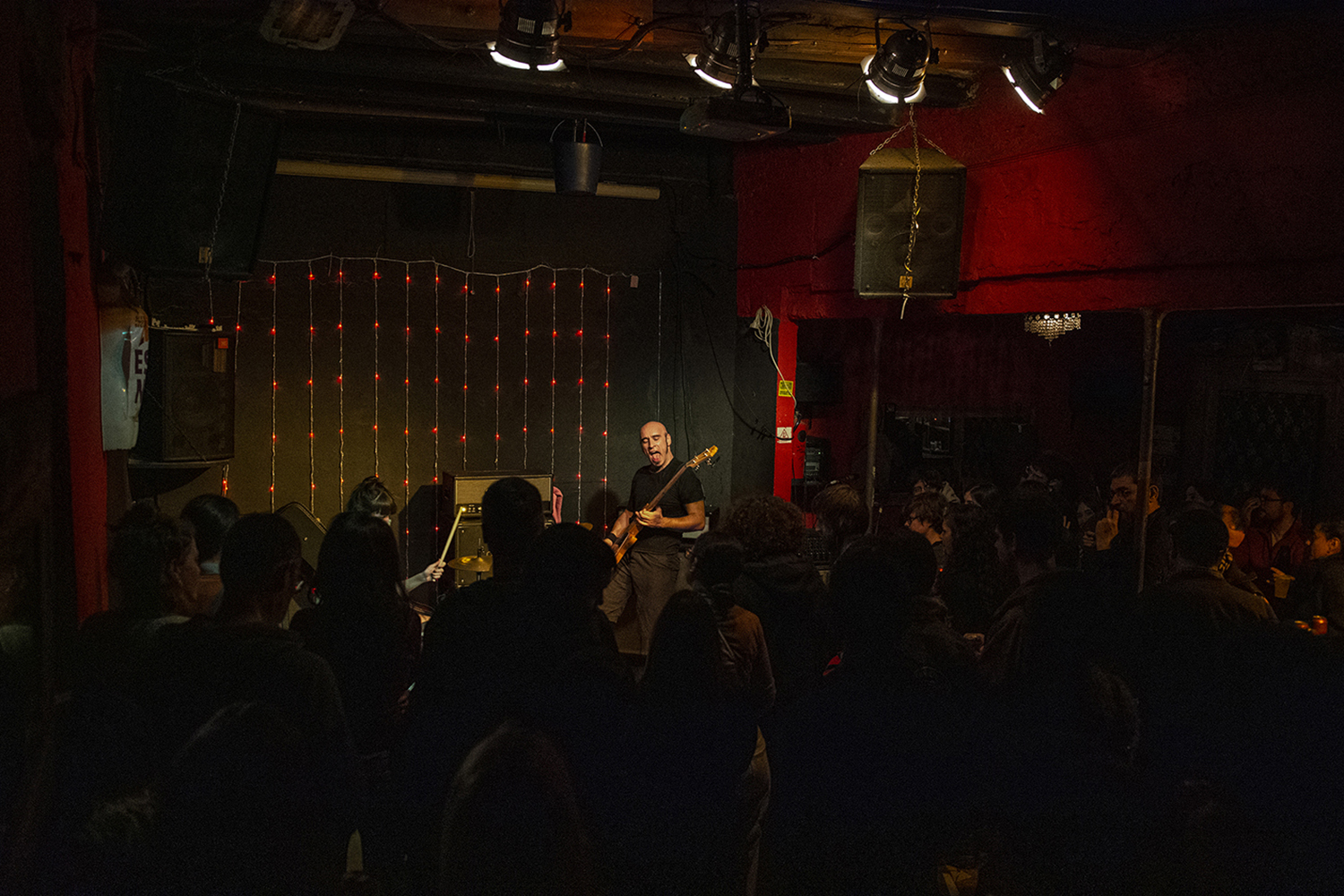 BARCELONA 08/02/2020 Icult. Actuación de los grupos Industrias Orsini y Louis X Armstrong en el bar clandestino La Reina D'Àfrica de Vallcarca.LUGAR: La Reina d’Àfrica de Vallcarca.AUTOR: Manu Mitru