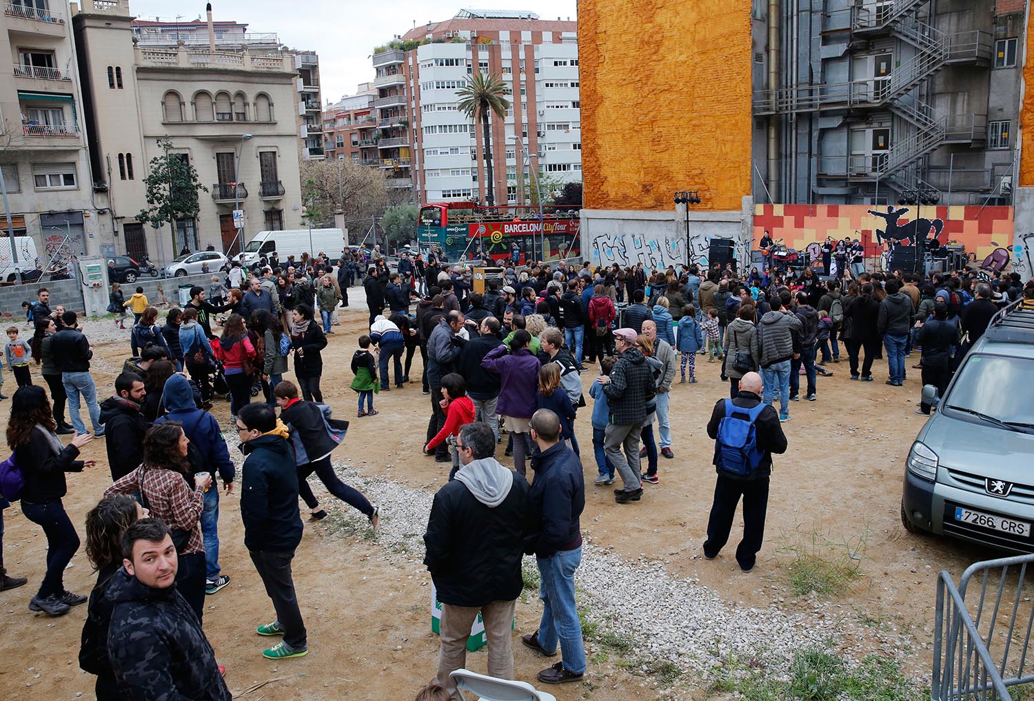 BARCELONA 30/04/2016 Festivalet de record a un rumbero percusionista que va morir l'any passat amb 34 anys i es fa en aquest solar de l'antiga Quirón que gestiona el barri. Av. Mare de Deu de Montserrat, 9 FOTO : ALVARO MONGE