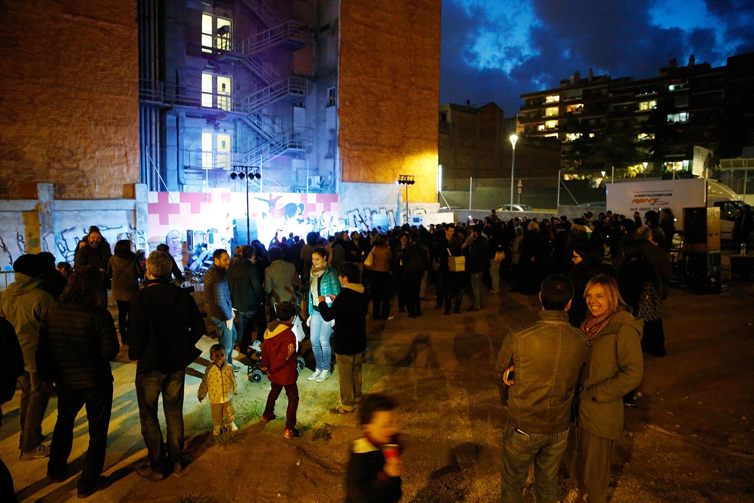 BARCELONA 30/04/2016 Festivalet de record a un rumbero percusionista que va morir l'any passat amb 34 anys i es fa en aquest solar de l'antiga Quirón que gestiona el barri. Av. Mare de Deu de Montserrat, 9 FOTO : ALVARO MONGE
