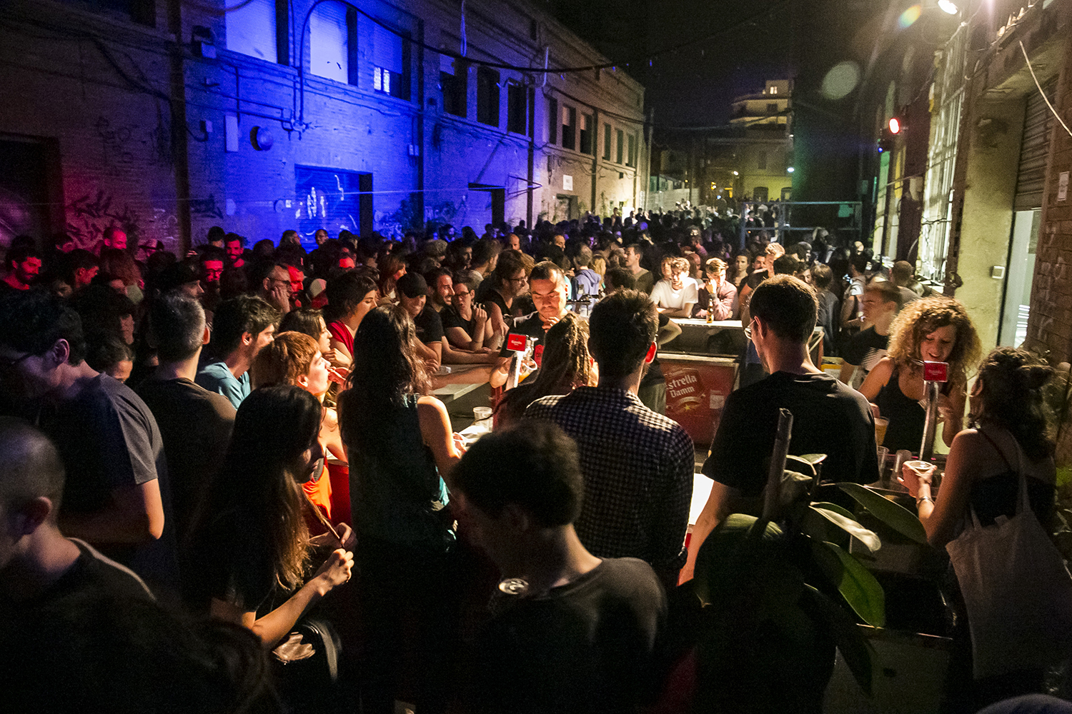 Barcelona ( Barcelones) 11.06.2016. Icult. Concierto de "BCN Ska Jazz Orquestra" en Can Batllo. Caracteristicas del espacio de Can Batllo y ambiente Arxiu: 160611 EX: 0200 en la foto: Ambiente de Can Batllo en el concierto de " BCN Ska Jazz Orquestra. FOTO: PUIG, JOAN