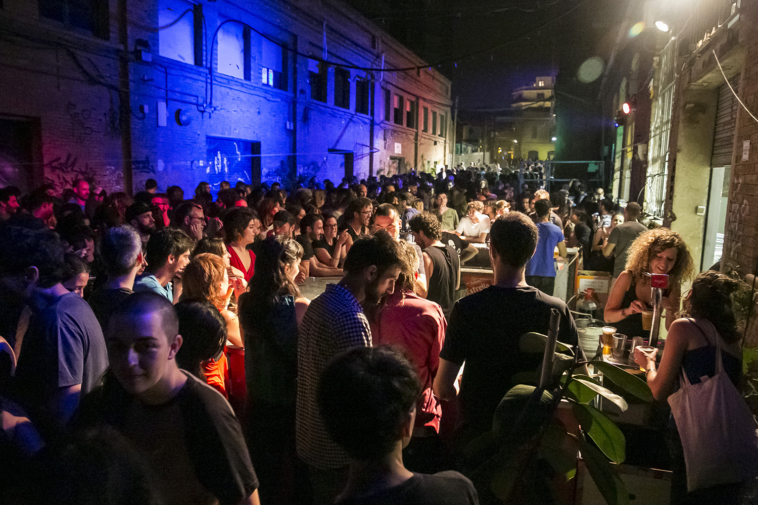 Barcelona ( Barcelones) 11.06.2016. Icult. Concierto de "BCN Ska Jazz Orquestra" en Can Batllo. Caracteristicas del espacio de Can Batllo y ambiente Arxiu: 160611 EX: 0199 en la foto: Ambiente de Can Batllo en el concierto de " BCN Ska Jazz Orquestra. FOTO: PUIG, JOAN