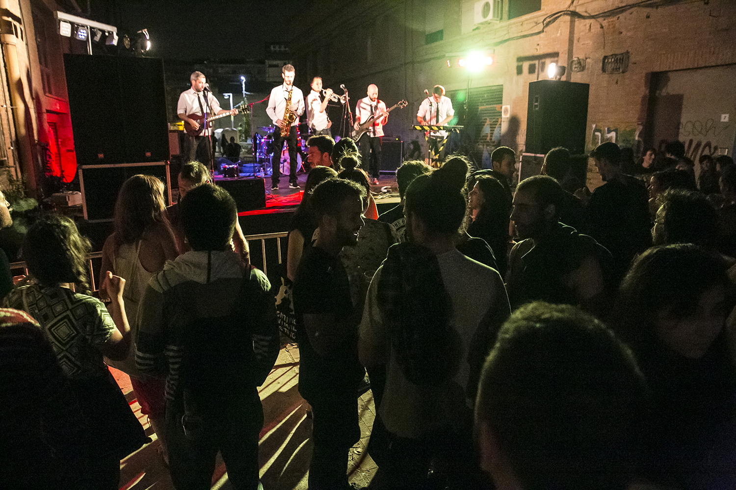 Barcelona ( Barcelones) 11.06.2016. Icult. Concierto de "BCN Ska Jazz Orquestra" en Can Batllo. Caracteristicas del espacio de Can Batllo y ambiente Arxiu: 160611 EX: 0183 en la foto: Ambiente de Can Batllo en el concierto de " BCN Ska Jazz Orquestra. FOTO: PUIG, JOAN