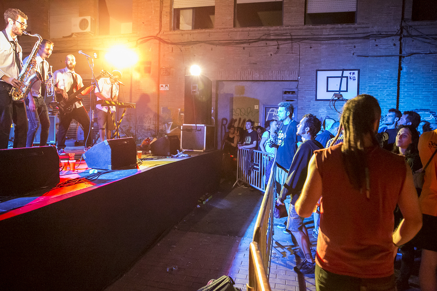 Barcelona ( Barcelones) 11.06.2016. Icult. Concierto de "BCN Ska Jazz Orquestra" en Can Batllo. Caracteristicas del espacio de Can Batllo y ambiente Arxiu: 160611 EX: 0164 en la foto: Ambiente de Can Batllo en el concierto de " BCN Ska Jazz Orquestra. FOTO: PUIG, JOAN