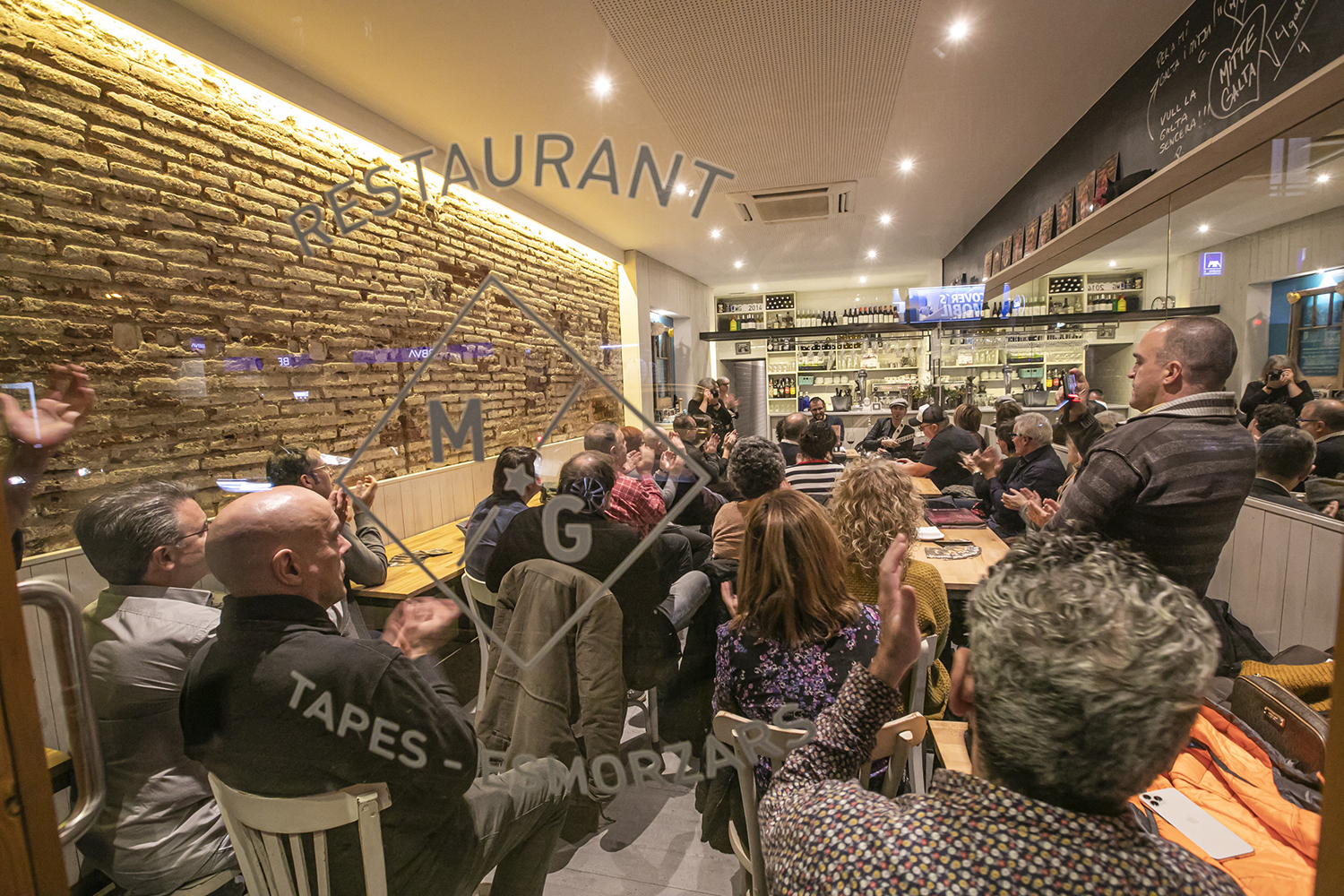 ICULT REPORTAJE
21 11 2019

OTROS ESCENARIOS POSIBLES
PRESENTACION MUSICADA DEL LIBRO " COMER Y CANTAR " CON EL AUTOR HECTOR MARTINEZ Y EL GUITARRISTA CHINO SWINGSLIDE DENTRO DEL CICLO BLUES AND BOOGIE EN EL RESTAURANTE MITJA GALTA EN SANTS

FOTO MARTI FRADERA