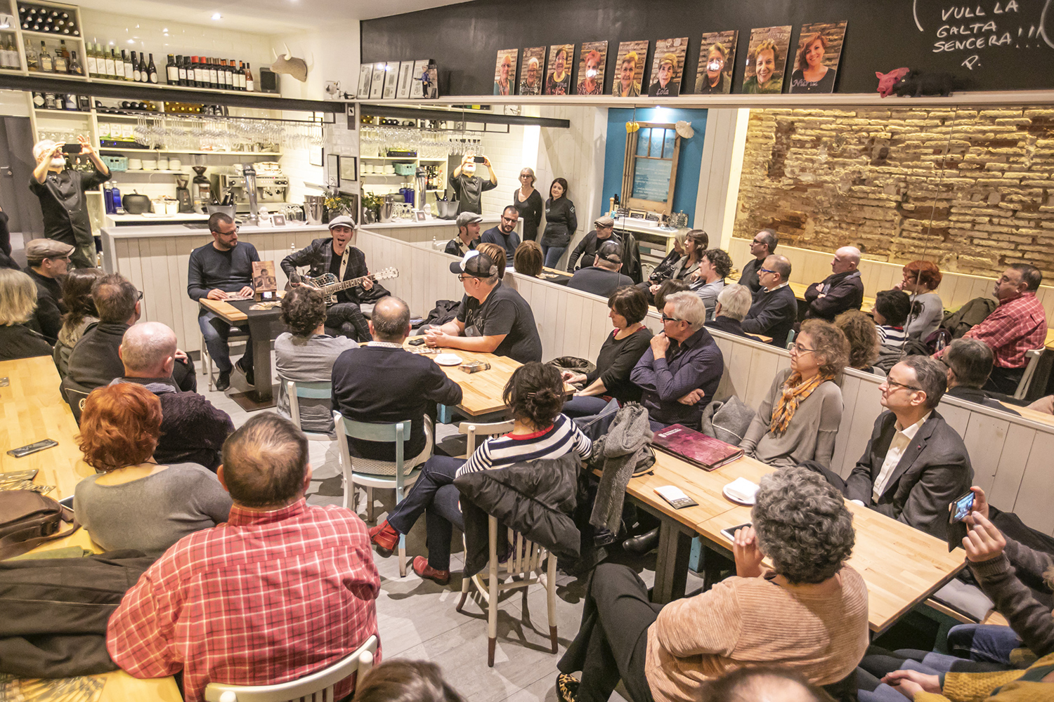 ICULT REPORTAJE21 11 2019OTROS ESCENARIOS POSIBLESPRESENTACION MUSICADA DEL LIBRO " COMER Y CANTAR " CON EL AUTOR HECTOR MARTINEZ Y EL GUITARRISTA CHINO SWINGSLIDE DENTRO DEL CICLO BLUES AND BOOGIE EN EL RESTAURANTE MITJA GALTA EN SANTSFOTO MARTI FRADERA