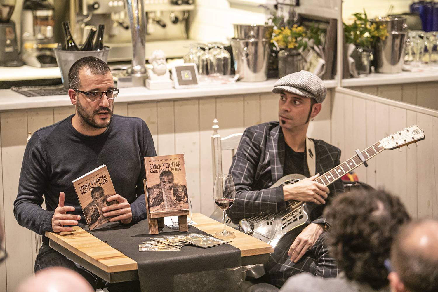 ICULT REPORTAJE21 11 2019OTROS ESCENARIOS POSIBLESPRESENTACION MUSICADA DEL LIBRO " COMER Y CANTAR " CON EL AUTOR HECTOR MARTINEZ Y EL GUITARRISTA CHINO SWINGSLIDE DENTRO DEL CICLO BLUES AND BOOGIE EN EL RESTAURANTE MITJA GALTA EN SANTSFOTO MARTI FRADERA
