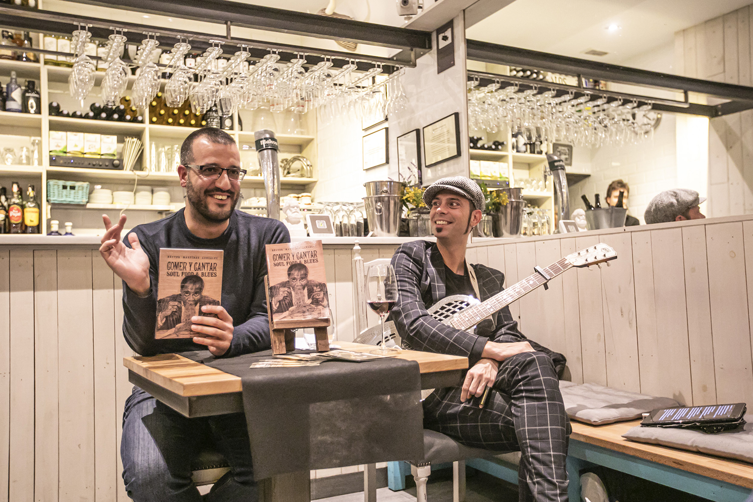 ICULT REPORTAJE21 11 2019OTROS ESCENARIOS POSIBLESPRESENTACION MUSICADA DEL LIBRO " COMER Y CANTAR " CON EL AUTOR HECTOR MARTINEZ Y EL GUITARRISTA CHINO SWINGSLIDE DENTRO DEL CICLO BLUES AND BOOGIE EN EL RESTAURANTE MITJA GALTA EN SANTSFOTO MARTI FRADERA
