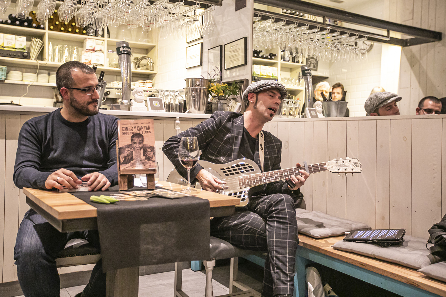 ICULT REPORTAJE21 11 2019OTROS ESCENARIOS POSIBLESPRESENTACION MUSICADA DEL LIBRO " COMER Y CANTAR " CON EL AUTOR HECTOR MARTINEZ Y EL GUITARRISTA CHINO SWINGSLIDE DENTRO DEL CICLO BLUES AND BOOGIE EN EL RESTAURANTE MITJA GALTA EN SANTSFOTO MARTI FRADERA
