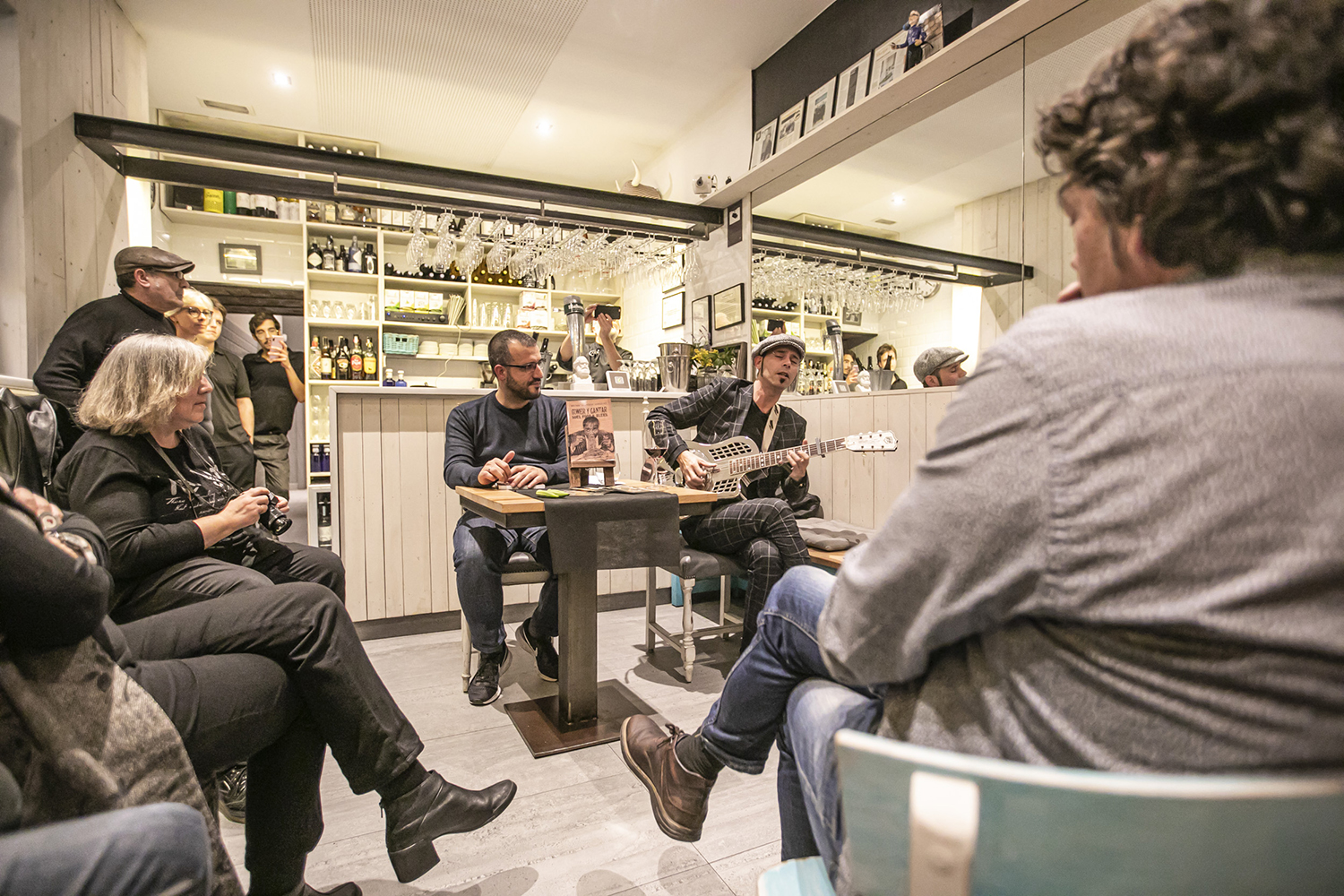 ICULT REPORTAJE21 11 2019OTROS ESCENARIOS POSIBLESPRESENTACION MUSICADA DEL LIBRO " COMER Y CANTAR " CON EL AUTOR HECTOR MARTINEZ Y EL GUITARRISTA CHINO SWINGSLIDE DENTRO DEL CICLO BLUES AND BOOGIE EN EL RESTAURANTE MITJA GALTA EN SANTSFOTO MARTI FRADERA