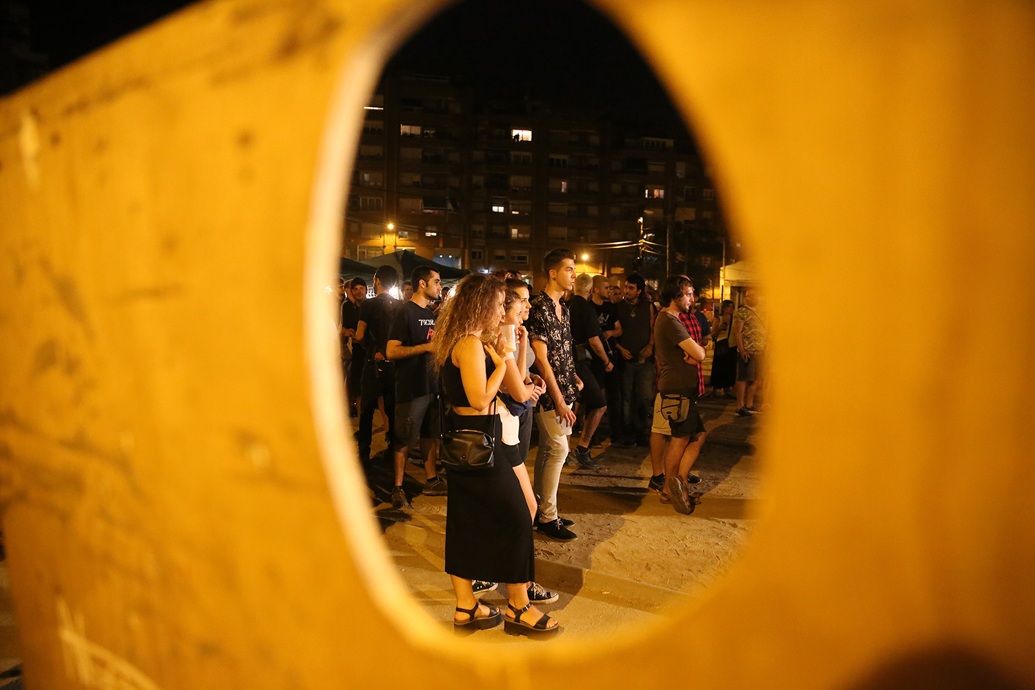 BARCELONA 09/09/2016 ICULT OTROS ESCENARIOS FIESTAS LIBERTARIAS DE VALLCARCA EN LA FOTO EL CONCIERTO DEL GRUPO RUSH HOUR EN EL ESCENARIO DE LA PETANCA DE LA CALLE FARIGOLA FOTO: ELISENDA PONS