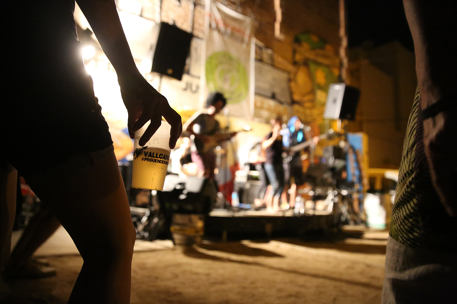 BARCELONA 09/09/2016 ICULT OTROS ESCENARIOS FIESTAS LIBERTARIAS DE VALLCARCA EN LA FOTO EL CONCIERTO DEL GRUPO RUSH HOUR EN EL ESCENARIO DE LA PETANCA DE LA CALLE FARIGOLA FOTO: ELISENDA PONS