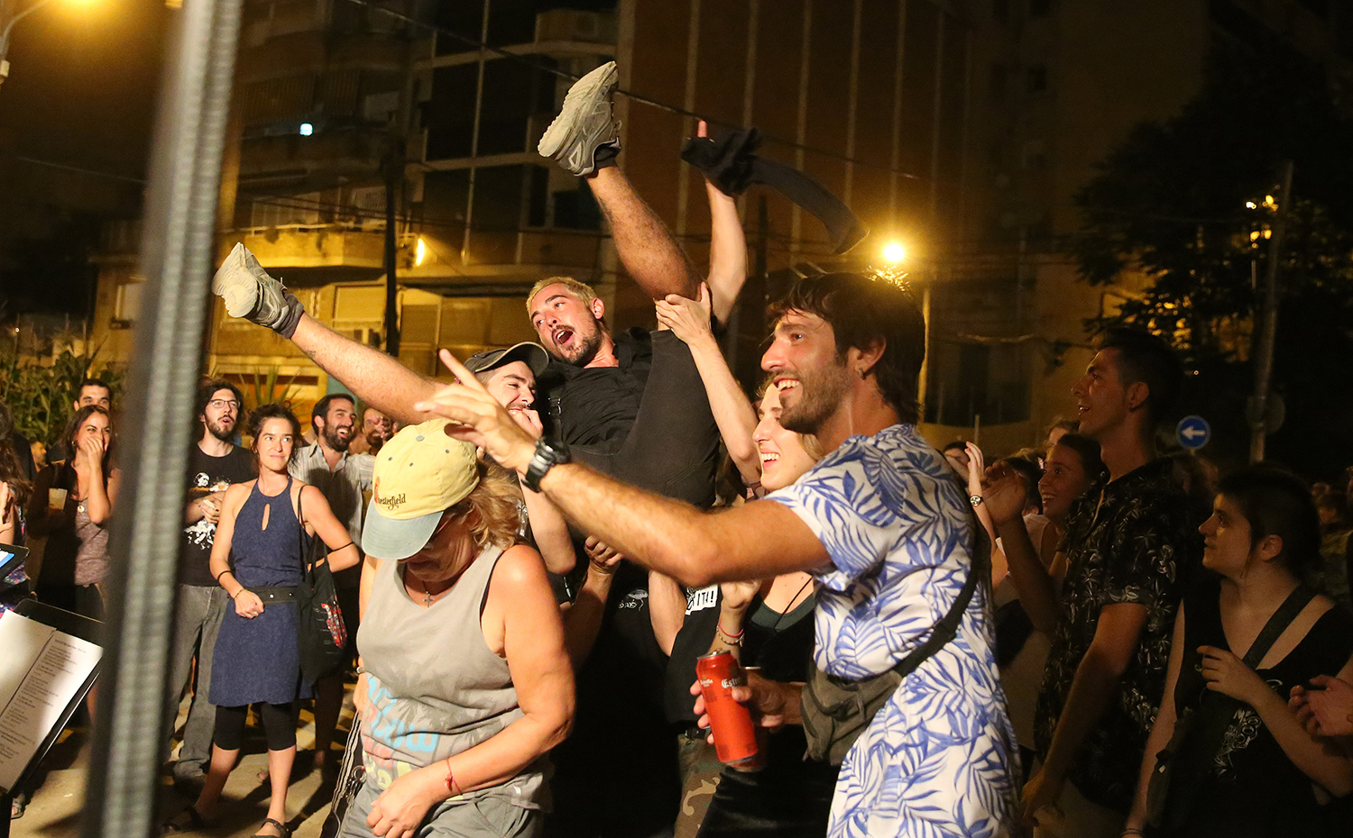 BARCELONA 09/09/2016 ICULT OTROS ESCENARIOS FIESTAS LIBERTARIAS DE VALLCARCA EN LA FOTO EL CONCIERTO DEL GRUPO RUSH HOUR EN EL ESCENARIO DE LA PETANCA DE LA CALLE FARIGOLA FOTO: ELISENDA PONS