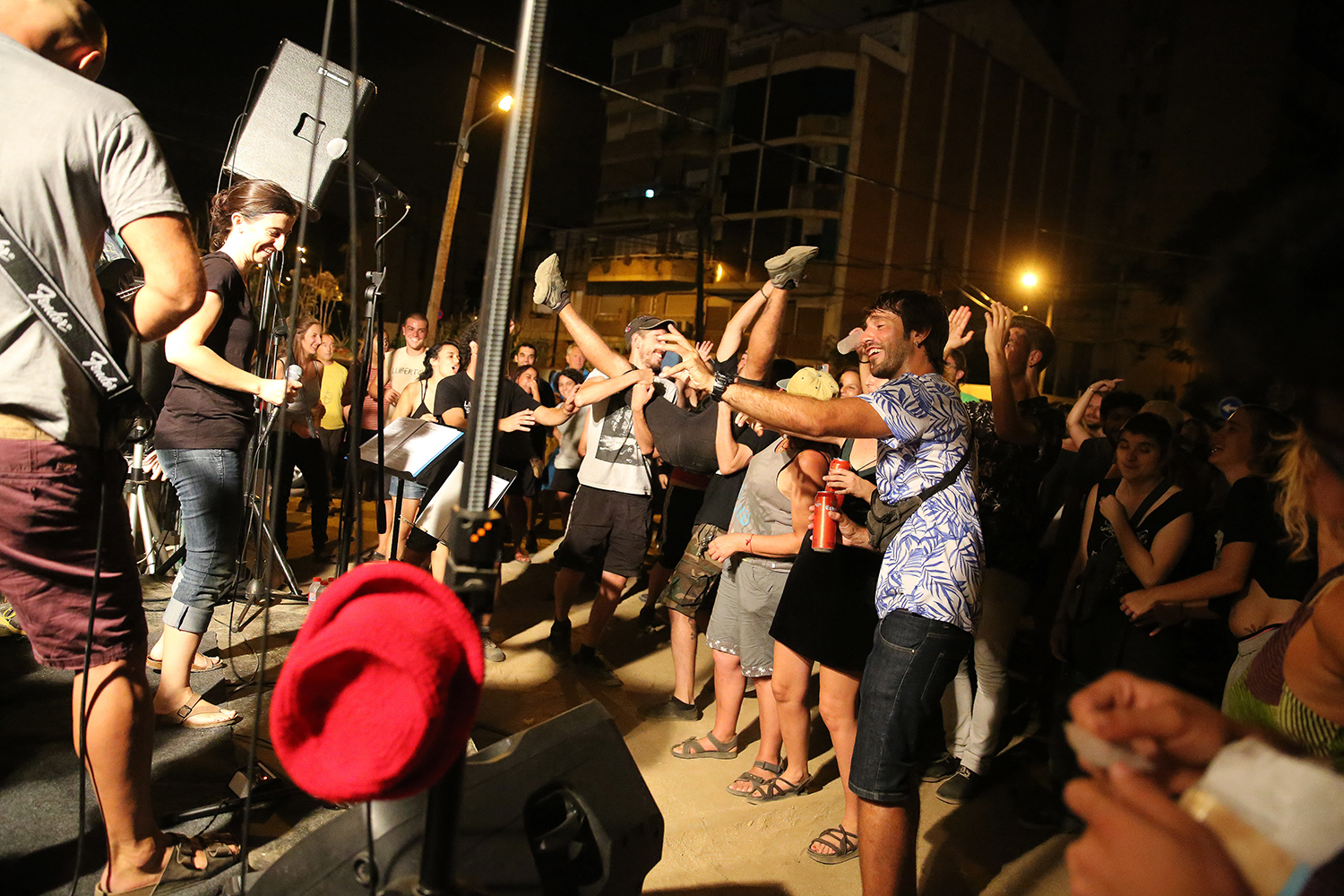 BARCELONA 09/09/2016 ICULT OTROS ESCENARIOS FIESTAS LIBERTARIAS DE VALLCARCA EN LA FOTO EL CONCIERTO DEL GRUPO RUSH HOUR EN EL ESCENARIO DE LA PETANCA DE LA CALLE FARIGOLA FOTO: ELISENDA PONS