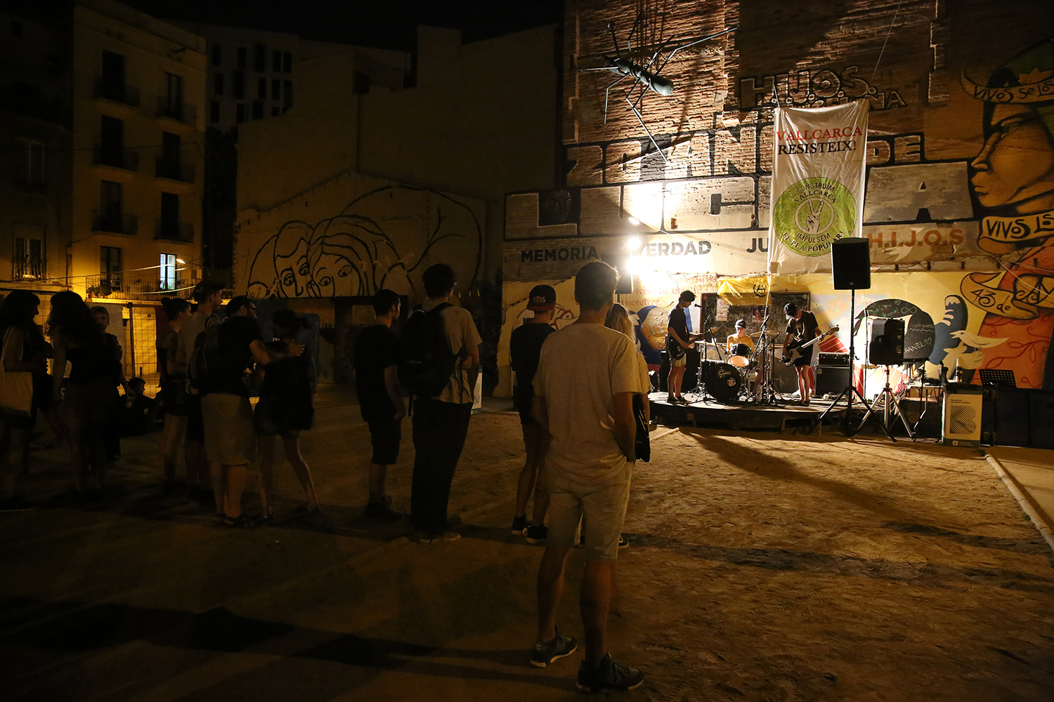 BARCELONA 09/09/2016 ICULT OTROS ESCENARIOS FIESTAS LIBERTARIAS DE VALLCARCA EN LA FOTO UN CONCIERTO EN EL ESCENARIO DE LA PETANCA DE LA CALLE FARIGOLA FOTO: ELISENDA PONS