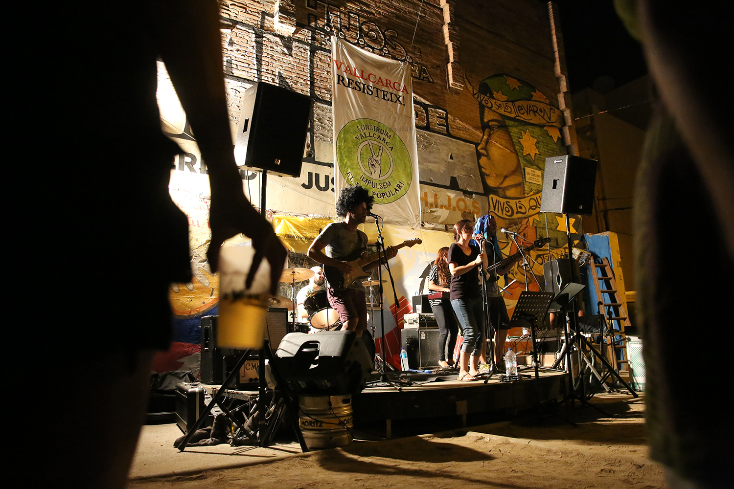 BARCELONA 09/09/2016 ICULT OTROS ESCENARIOS FIESTAS LIBERTARIAS DE VALLCARCA EN LA FOTO EL CONCIERTO DEL GRUPO RUSH HOUR EN EL ESCENARIO DE LA PETANCA DE LA CALLE FARIGOLA FOTO: ELISENDA PONS
