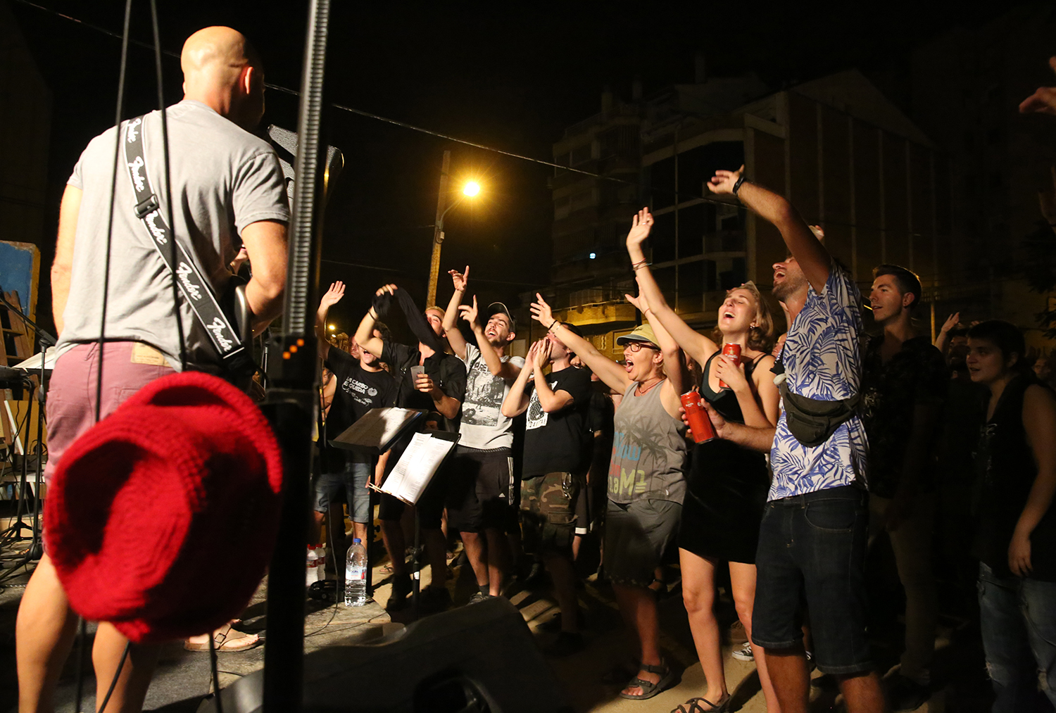 BARCELONA 09/09/2016 ICULT OTROS ESCENARIOS FIESTAS LIBERTARIAS DE VALLCARCA EN LA FOTO EL CONCIERTO DEL GRUPO RUSH HOUR EN EL ESCENARIO DE LA PETANCA DE LA CALLE FARIGOLA FOTO: ELISENDA PONS